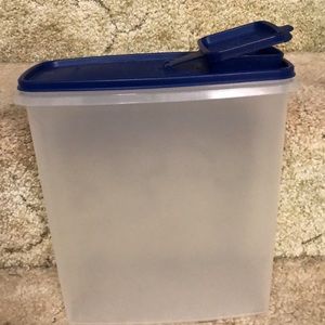 Tupperware-cereal container